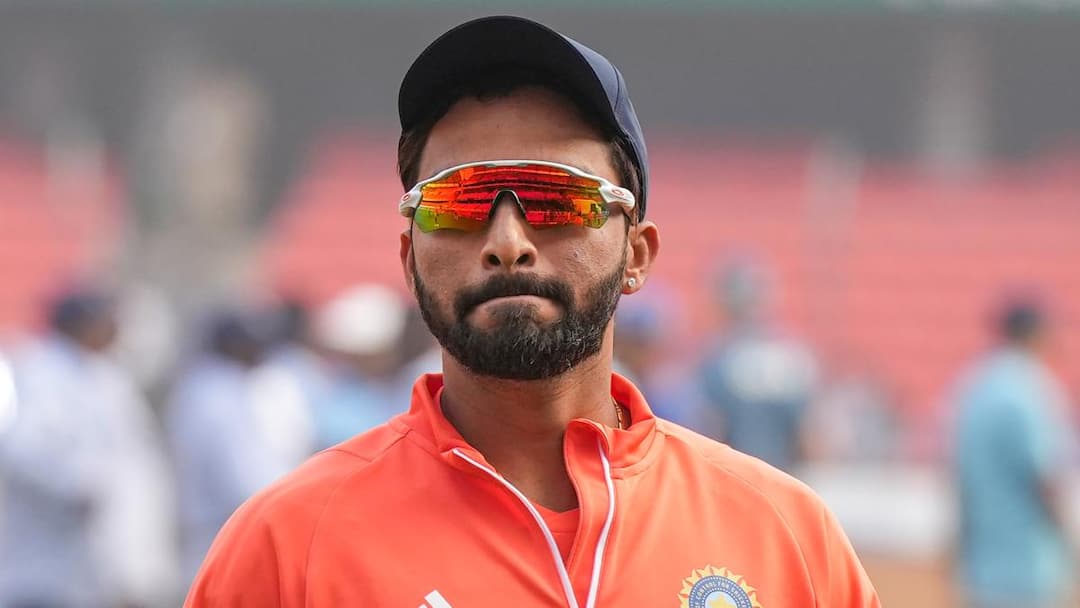 Rajat Patidar IND vs ENG Rajat Patidar got hit on his left ankle during Team Indias practice session on 6th March फ्लॉप रजत पाटीदारला बेंचवर बसवलं, 6 डावात केल्या होत्या फक्त 63 धावा  