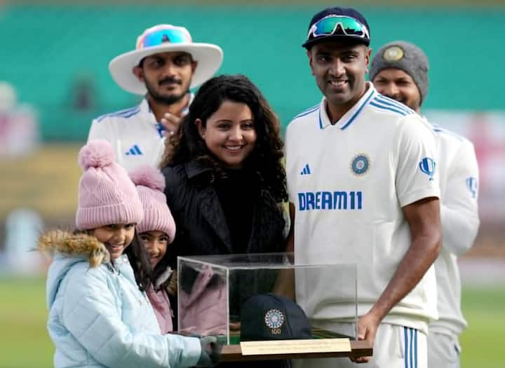 સ્પિનર બનતા પહેલા અશ્વિને બેટિંગ અને પેસ બોલિંગમાં પણ હાથ અજમાવ્યો હતો. ધર્મશાલા ટેસ્ટ પહેલા ભારતીય કેપ્ટન રોહિત શર્માએ કહ્યું હતું કે અશ્વિન તેની કારકિર્દીના પ્રારંભિક તબક્કામાં બેટ્સમેન બનવા માંગતો હતો અને તે ઓપનિંગ કરતો હતો.