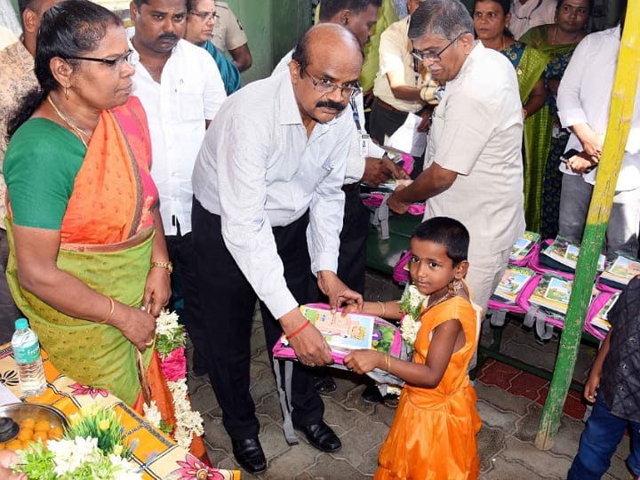 கரூர் அரசு பள்ளிகளில் மாணவர் சேர்க்கை விழிப்புணர்வு நிகழ்ச்சி; புத்தகங்கள் வழங்கி ஆட்சியர் வாழ்த்து