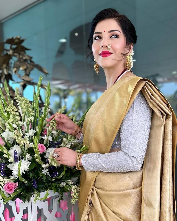 గోల్డెన్ కలర్ శారీని సిల్వర్ కలర్ బ్లౌజ్తో పెయిర్ చేసింది. చెవులకు భారీ ఝుంకాలు పెట్టుకుని.. ముక్కుకు పుడక పెట్టుకుని ఫోటోలకు ఫోజులిచ్చింది. (Image Source : Instagram/MehreenPirzada)