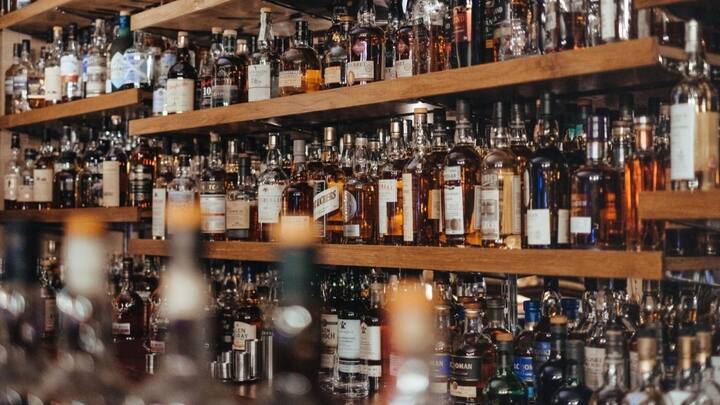 लाइसेंस के लिए सालाना 12 हजार रुपए चुकाने होते हैं. लाइसेंस के साथ उत्तर प्रदेश में 72 शराब की बोतलें घर पर रखी जा सकती हैं.