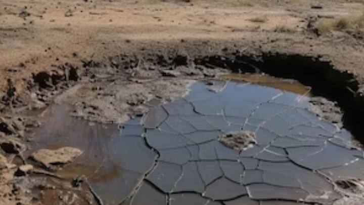 বিংশ শতকের গোড়া থেকেই জলবায়ু পরিবর্তন গোটা পৃথিবীর জন্য উদ্বেগের কারণ হয়ে দাঁড়িয়েছে। হিমবাহগুলি গলতে শুরু করেছে, তাপমাত্রা বৃদ্ধি পাচ্ছে সাগর-মহাসাগরের জলের। এর ফলে জলস্তর লাগাতার বেড়ে চলেছে। গত তিন দশক ধরে লাগাতার ০.১২ ইঞ্চি করে প্রতি বছর জলস্তর বৃদ্ধি পাচ্ছে। ছবি: ফ্রিপিক।