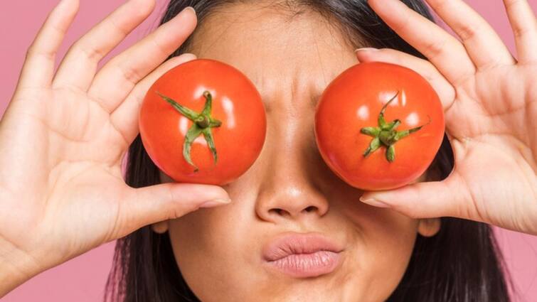 Try These Simple Tomato Face Packs for Acne Prone Skin एक्‍ने प्रोन स्किन के लिए ट्राई करें टमाटर के ये आसान फेस पैक, खिल उठेगी स्किन