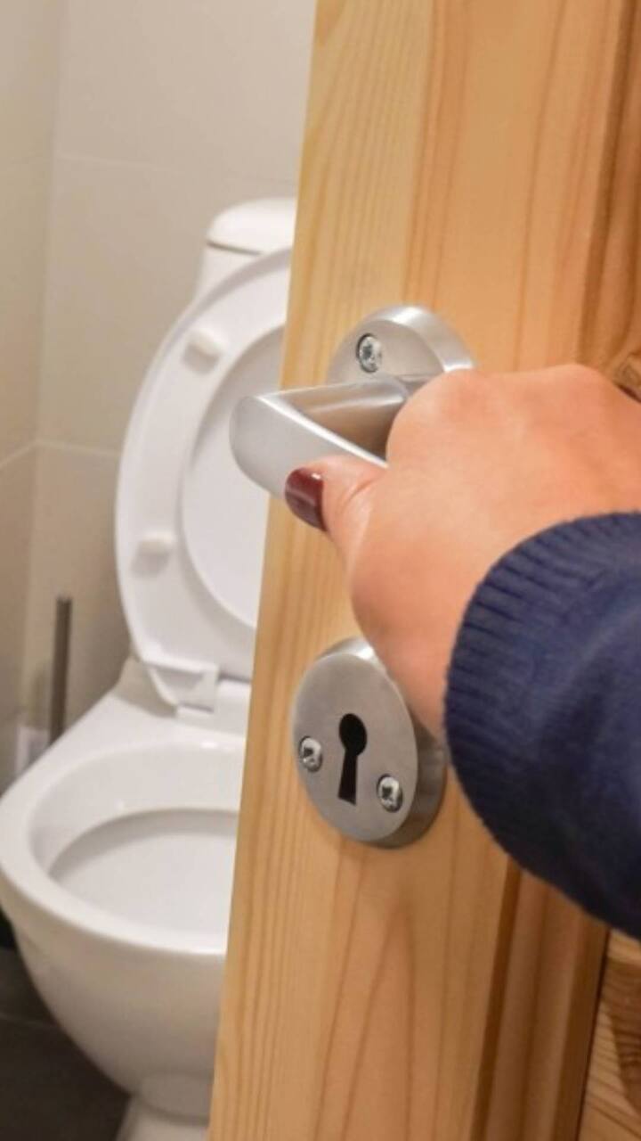 ਆਮ ਤੌਰ 'ਤੇ ਪਿਸ਼ਾਬ ਦਾ ਰੰਗ ਪਾਣੀ ਵਾਲਾ ਜਾਂ ਬਹੁਤ ਹਲਕਾ ਪੀਲਾ ਹੁੰਦਾ ਹੈ। ਸੀਐਨਐਨ ਦੀ ਰਿਪੋਰਟ ਮੁਤਾਬਕ ਜੇਕਰ ਤੁਹਾਡੇ ਪਿਸ਼ਾਬ ਦਾ ਰੰਗ ਆਮ ਨਾਲੋਂ ਬਦਲਦਾ ਹੈ ਤਾਂ ਇਸ ਦੇ ਕਈ ਅਰਥ ਹੋ ਸਕਦੇ ਹਨ।