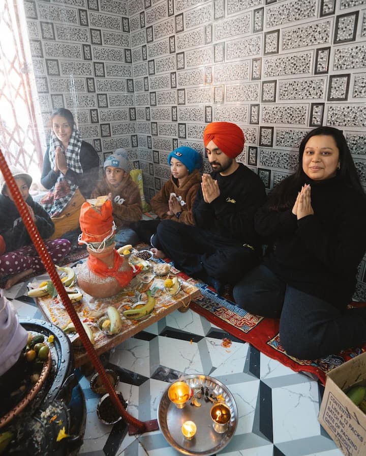 In the pictures, Diljit is seen sitting inside the temple and praying with some children.  This avatar of the singer is being loved by his fans.