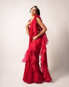 बॉलिवूडची लोकप्रिय नृत्यांगणा नोरा फतेहीचा ग्लॅम लूक; फोटो पाहाचं!