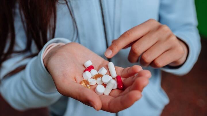 नॉर्मल इंफेक्शन से लेकर किसा गंभीर बीमारी के इलाज में डॉक्टर दवा देते हैं. लेकिन कभी कभार देखा गया है कि मार्केट में नकली दवाई भी दे दी जाती हैंं.