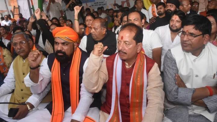 तो आपको बता दें आचार संहिता लागू होने के बाद. राजनीतिक पार्टियों द्वारा या राजनेताओं द्वारा किए जाने वाले धरना प्रदर्शन पर रोक लग जाती है.