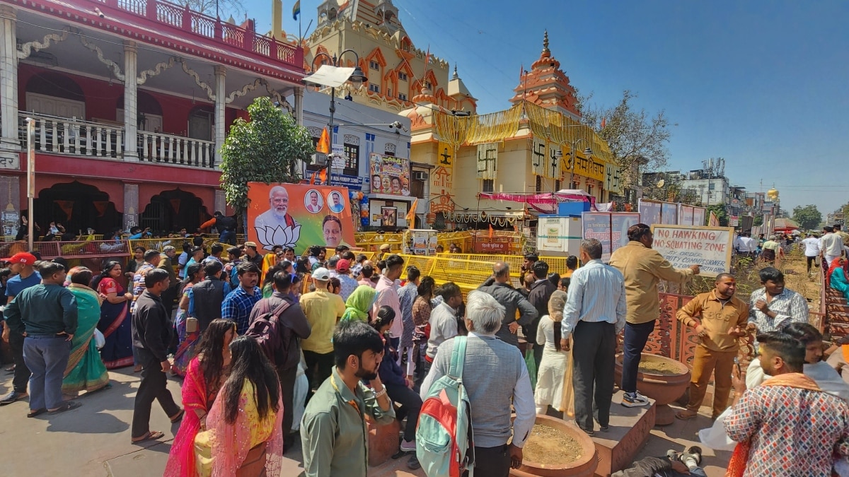 Maha Shivratri Puja 2024 devotees reaching Delhi Chandni Chowk Gauri Shankar  temple to worship lord Bholenath ann | In Pics: महाशिवरात्रि पर दिल्ली के  चांदनी चौक स्थित प्रसिद्ध गौरी-शंकर मंदिर ...