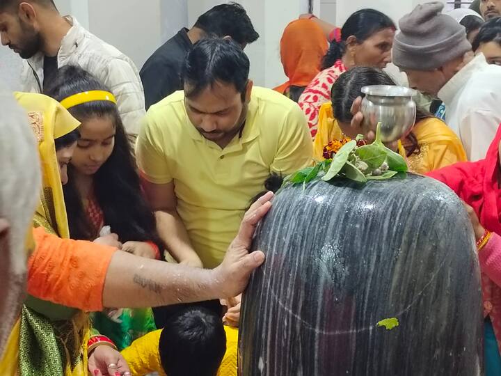 श्रद्धालु अपनी मनोकामना पूरी करने के लिए डाक कावड़ भी आज के दिन शिवलिंग पर चढ़ाते हैं.