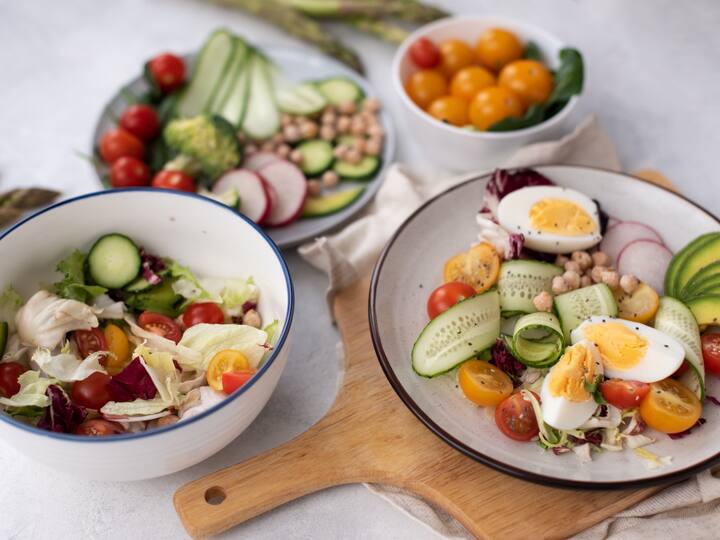 1. A well-balanced diet is key in preventing gestational diabetes. Opt for nutrient-dense foods such as fruits, vegetables, whole grains, lean proteins, and healthy fats. Avoid sugary drinks and processed foods high in added sugars. Limit your intake of sugary snacks and beverages that can cause spikes in blood sugar. Instead, satisfy sweet cravings with natural alternatives like fresh fruit or yogurt. (Image source: getty images)