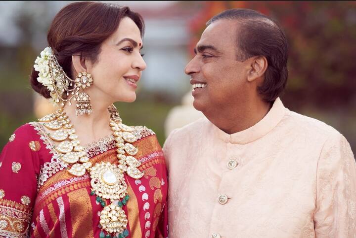 रिलायंस इंडस्ट्री के चेयरमैन मुकेश अंबानी के सबसे छोटे बेटे अनंत अंबानी और राधिका मर्चेंट का तीन दिन का प्री-वेडिंग फंक्शन खत्म हो चुका है, लेकिन सोशल मीडिया पर इस शानदार फंक्शन की तस्वीरें और वीडियोज लगातार वायरल हो रहे हैं.