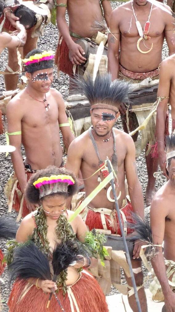 आज भी पत्तों का ड्रेस पहनने वाले लोग कौन हैं ?