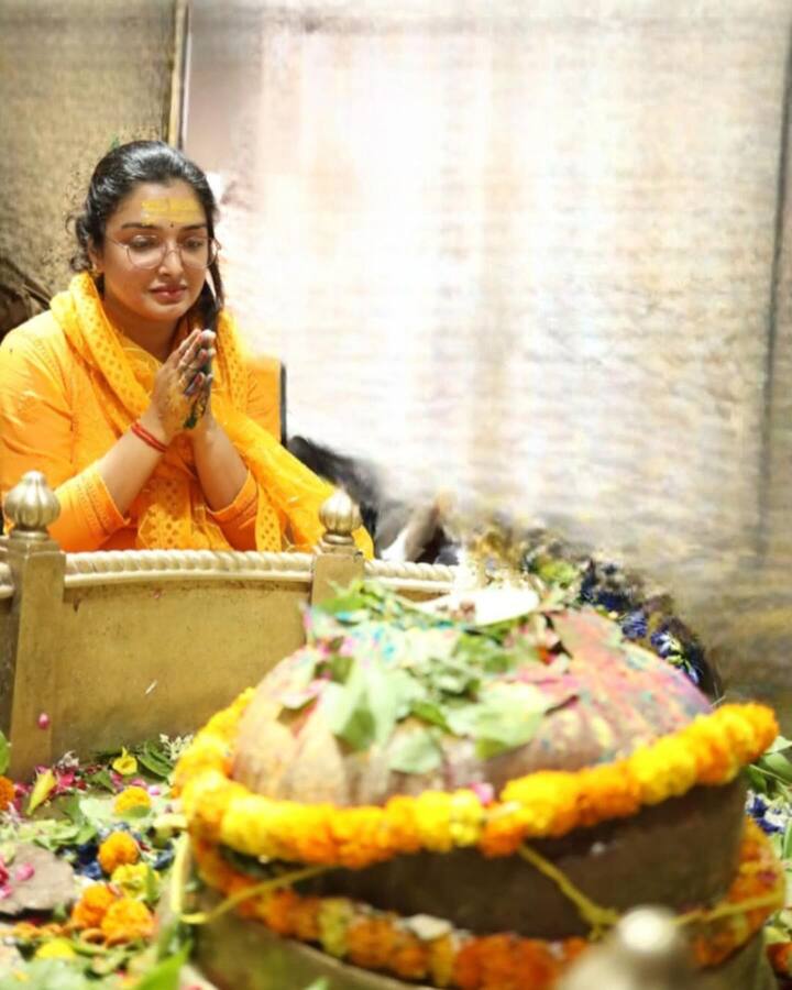 इन तस्वीरो में आम्रपाली माथे पर तिलक लगाए भगवान शिव की पूजा कर रही हैं. ये तस्वीरें शेयर करते हुए उन्होंने लिखा, महाशिवरात्रि की अनेकों शुभकामनाएं..मां पार्वती और देवों के देव महादेव की कृपा हम सब पर हमेशा बनी रहे.हर महादेव