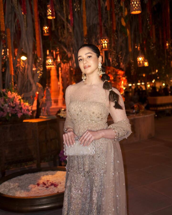 सारा तेंडुलकरचा (Sara Tendulkar) एक मोठा चाहतावर्ग आहे. सारा आणि क्रिकेटर शुभमन गिल (Shubman Gill) एकमेकांना डेट करत असल्याची चर्चा आहे. (Photo : saratendulkar)