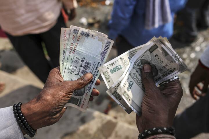 अक्सर देखा जाता है कि सरकारी बैंक में कर्मचारी काम को टालने के लिए बहाने बनाते हैं या फिर कस्टमर को ठीक से डील नहीं करते.