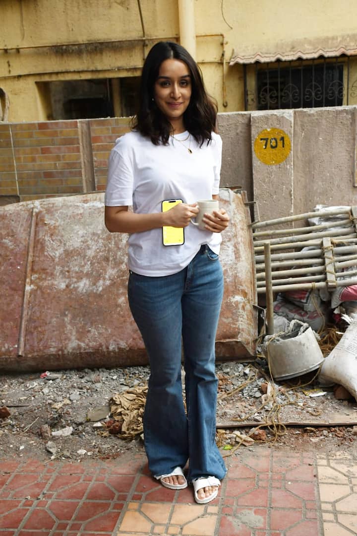 She completed her look with white footwear and a small neck jewellery.