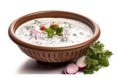 क्या आप भी चाव से खाते हैं प्याज़ का रायता तो ज़रा ठहर जाएं, खाने से पहले जान लें ये जरूरी बात