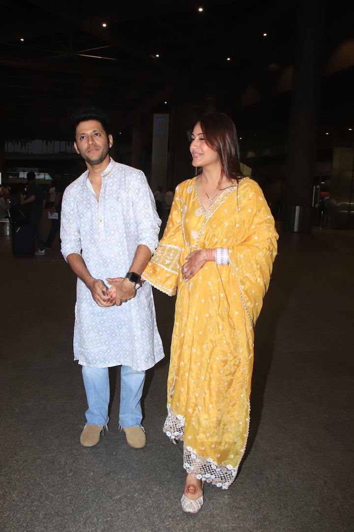 Karan kept it simple in white kurta and blue jeans. (Image: Manav Manglani)