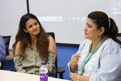 Aparna Das Photos : ஜியோ பெண் பணியாளர்களுடன் மகளிர் தினத்தை கொண்டாடிய அபர்ணா தாஸ்!