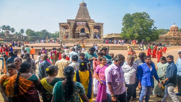 Maha Shivaratri and Pradosham in Same Day Devotees Gather at Tanjore Tanjore Big Temple Bragatheeswarar Temple - TNN Mahashivratri 2024: மகா சிவராத்திரி, பிரதோஷம் சேர்ந்து வந்ததால் தஞ்சை பெரியகோயிலில் குவிந்த பக்தர்கள்