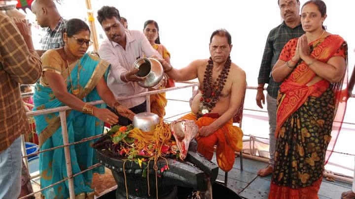 Maha Kumbhabhishekam at Visakha RK Beach : మహాశివరాత్రి పర్వదినాన్ని పురస్కరించుకొని టి సుబ్బరామిరెడ్డి కళాపీఠం ఆధ్వర్యంలో విశాఖ బీచ్ రోడ్డులో 39వ మహా కుంభాభిషేకం వైభవంగా నిర్వహించారు.