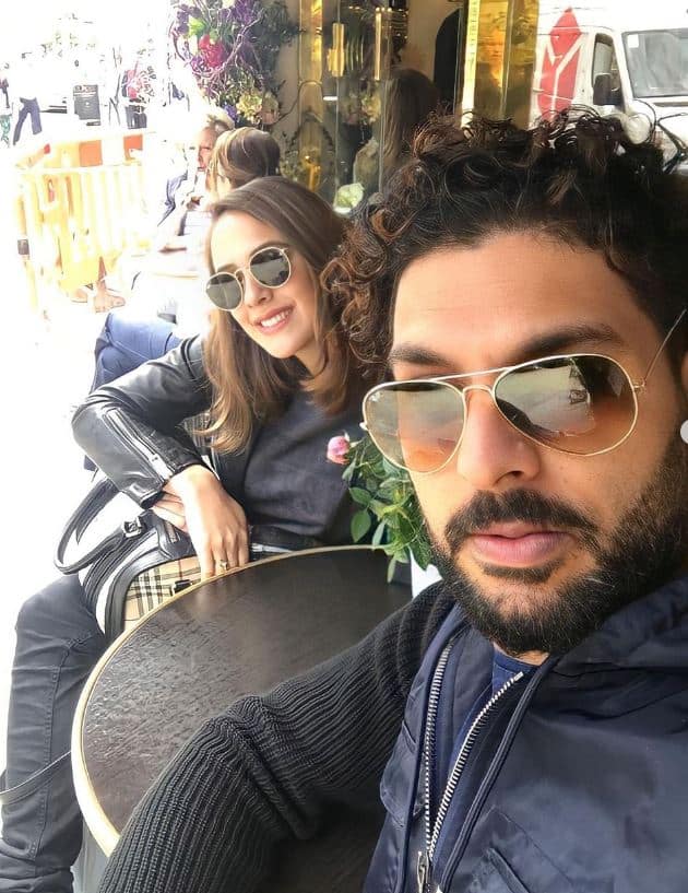 हम बात कर रहें हैं इंडियन क्रिकेट टीम के पूर्व खिलाड़ी युवराज सिंह और बॉलीवुड एक्ट्रेस हेजल कीच की. इस कपल की मुलाकात साल 2011 में एक दोस्त की पार्टी मे हुई थी. तब युवराज ने हेजल को डेट के लिए अप्रोच किया था.