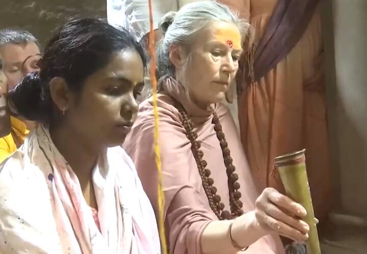 समाचार लिखे जाने तक उपलब्ध जानकारी के अनुसरा दोपहर 01 :00 बजे तक 5,98,011 श्रद्धालुओं ने दर्शन पूजन किया