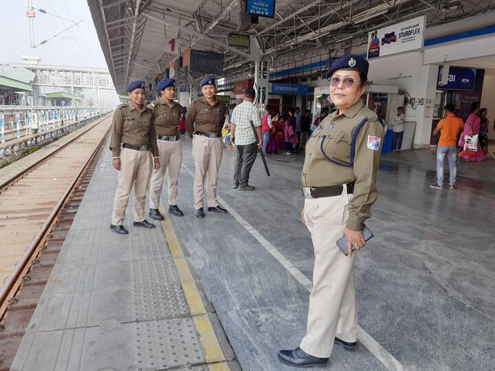 স্টেশন থেকে আপ এনজেপি-বামনহাট প্যাসেঞ্জার ট্রেনটি মহিলা রেলকর্মী দ্বারাই পরিচালিত হয়। এদিন রেল চালানোর দায়িত্বে থাকা সমস্ত মহিলা রেলকর্মীদের হাতে ফুল তুলে দিয়ে শুভেচ্ছা জানালেন আলিপুরদুয়ার ডিভিশনের ডিআরএম।