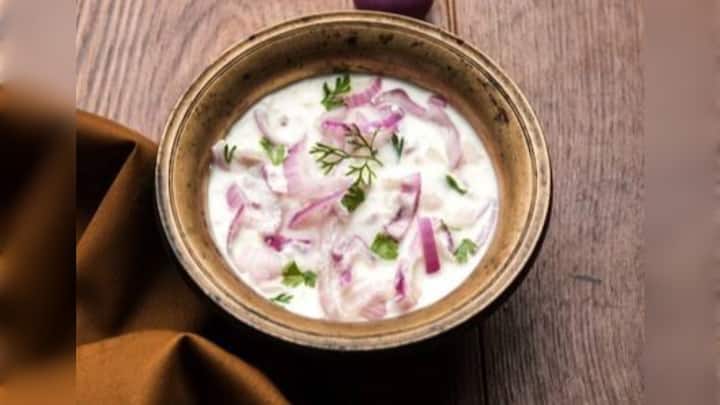 Onion Raita Sideeffects: अगर आपको भी गर्मियों में रायते और दही में प्याज डालकर खाना पसंद है तो आपको आयुर्वेद की सलाह पर गौर करना चाहिए.