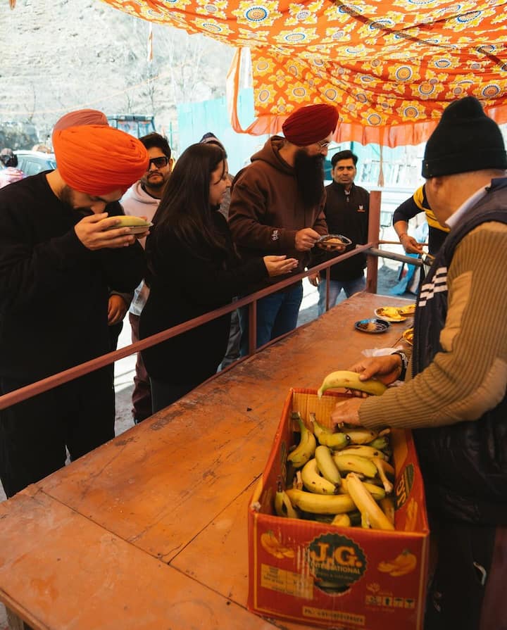 After going to the temple, Diljit also took Prasad in the temple.  Seeing these pictures of the actor, the fans are showering him with immense love and praising him.