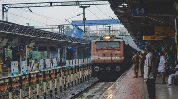 Central Railways To Run Pune Kanpur Holi special train pune news Holi 2024 Pune News : होळीच्या प्रवासाची चिंता विसरा; पुण्यातून 'या' शहरात जाण्यासाठी विशेष रेल्वे, आजच वेळापत्रक पाहून घ्या!