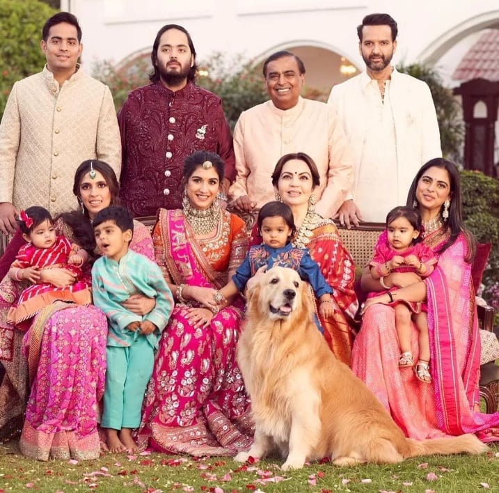 इस खास मौके पर पूरा अंबानी परिवार जश्न में डूबा नजर आया. इस खास फंक्शन की खूबसूरत तस्वीरें सोशल मीडिया पर खूब वायरल हो रही है.
