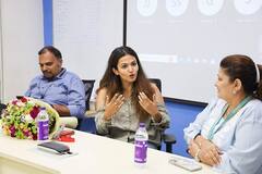 Aparna Das Photos : ஜியோ பெண் பணியாளர்களுடன் மகளிர் தினத்தை கொண்டாடிய அபர்ணா தாஸ்!