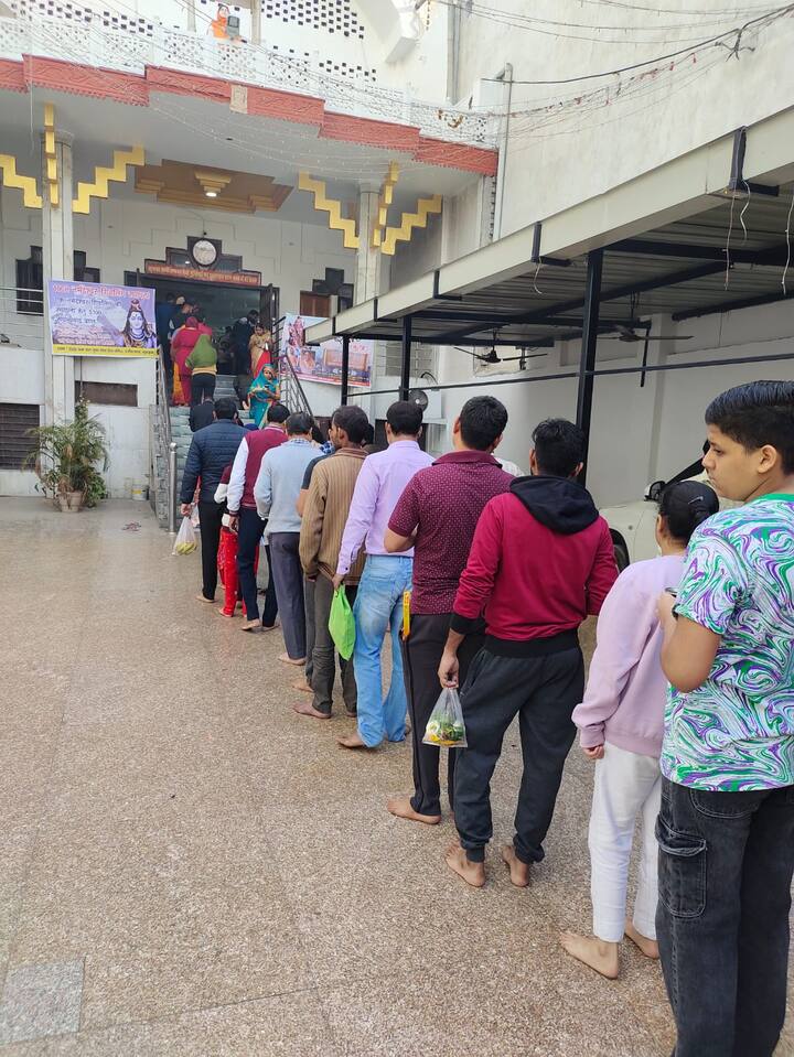 महाशिवरात्रि पर पूरे दिन श्रद्धालु भगवान शिव की पूजा अर्चना करने मंदिर आते हैं.