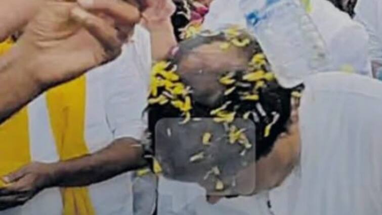 Attack on Jana Sena leader Nadendla Manohar Incident during campaign Nadendla Manohar: జనసేన నేత నాదెండ్ల మనోహర్‌పై బాటిల్‌తో దాడి, ప్రచారంలో ఘటన