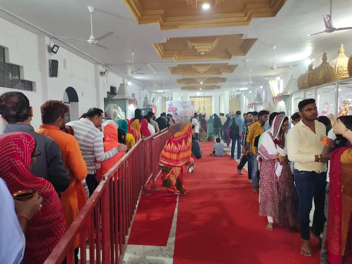 गुरुग्राम के शीतला माता रोड स्थित प्रसिद्ध गुफा वाले शिव मंदिर में भी उत्सव का मौहाल दिख रहा है. रंग बिरंगी रोशनी के साथ हर हर महादेव की गूंज सुनाई पड़ रही है.