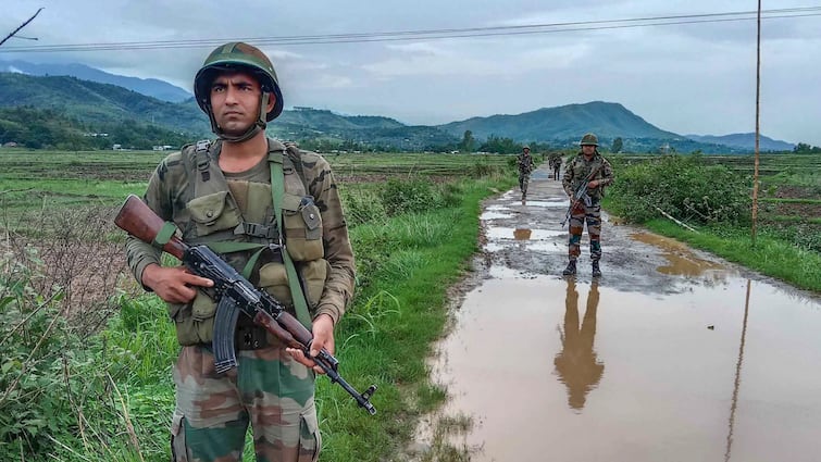 JCO of Indian Army abducted from home in Manipur's Thoubal district Army JCO Abducted: मणिपुर में अब सेना के जेसीओ का अपहरण, घर में घुसकर उठा ले गए आरोपी, सर्च ऑपरेशन जारी