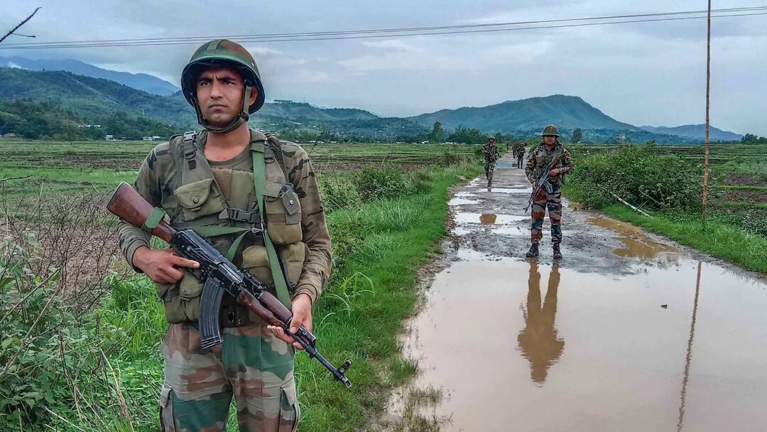 Army JCO Abducted: मणिपुर में अब सेना के जेसीओ का अपहरण, घर में घुसकर उठा ले गए आरोपी, सर्च ऑपरेशन जारी JCO of Indian Army abducted from home in Manipur's Thoubal district Army JCO Abducted: मणिपुर में अब सेना के जेसीओ का अपहरण, घर में घुसकर उठा ले गए आरोपी, सर्च ऑपरेशन जारी
