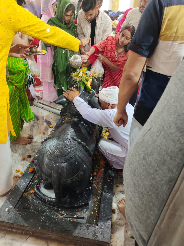 महाशिवरात्रि के मौके पर यहां शिवलिंग पर जल के साथ-साथ दूध, दही, पान, धतूरा, भांग, फल, गंगाजल, काली मिर्च, काले तिल चढ़ाए जा रहे हैं.