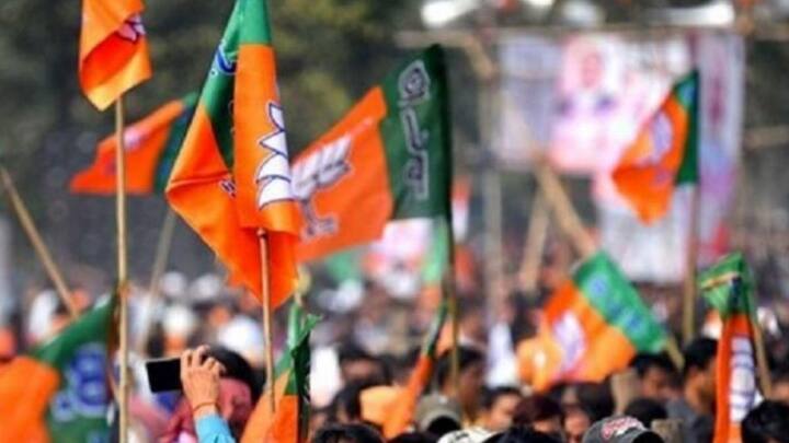 इस दौरान नेताओं को और पार्टियों को सम्मिलित होकर किसी मुद्दे पर बात करने की परमिशन नहीं होती. जिससे क्षेत्र में कानून व्यवस्था भंग हो.