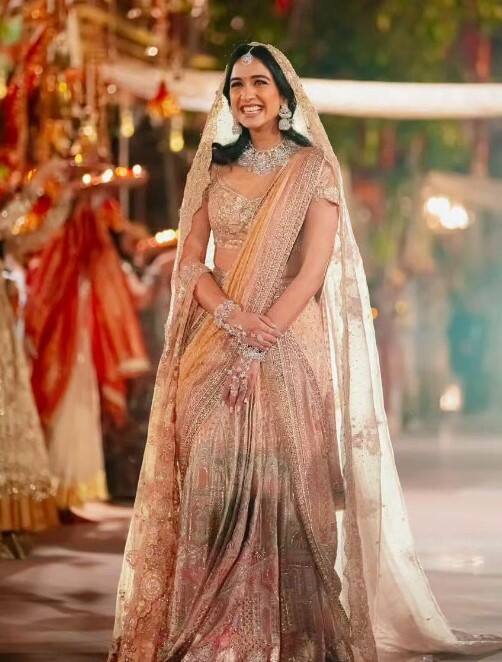 अपने प्री वेडिंग फंक्शन के दौरान  राधिका मर्चेंट को ईवनिंग गाउन से लेकर, लहंगे और पार्टी ड्रेसेस में खूब सुर्खियां बटोरते हुए देखा गया.