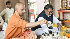 Mahashivratri 2024: गोरखनाथ मंदिर में महाशिवरात्रि पर आराधना लीन दिखे सीएम योगी, तस्वीरों में रुद्राभिषेक करते आए नजर