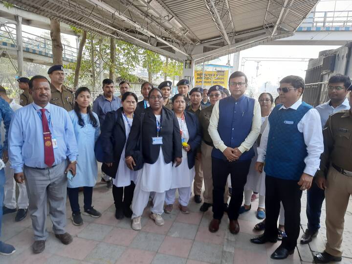 স্টেশন মাস্টার পদে দায়িত্ব সামলাচ্ছেন লোপামুদ্রা দে। স্টেশনে চিপ-টিকিট ইনস্পেকটর (সিটিআই) পদে কর্মরত রয়েছেন পম্পি দত্ত। স্টেশনের রিজার্ভেশন কাউন্টারে আজ কর্মরত পম্পা রায় সাউথ। স্টেশনের দুই কেবিন, নর্থ এবং সাউথ কেবিনে রয়েছেন জয়িতা চাকি ও পুষ্পলতা দাস।