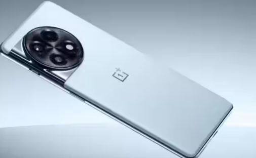 ਬਹੁਤ ਸਾਰੇ ਭਾਰਤੀ ਉਪਭੋਗਤਾ ਵਨਪਲੱਸ ਸਮਾਰਟਫੋਨ ਖਰੀਦਣਾ ਚਾਹੁੰਦੇ ਹਨ, ਕਿਉਂਕਿ ਇਸ ਕੰਪਨੀ ਦੇ ਪ੍ਰੀਮੀਅਮ ਅਤੇ ਫਲੈਗਸ਼ਿਪ ਫੋਨ ਬਹੁਤ ਵਧੀਆ ਹਨ, ਪਰ ਉੱਚ ਕੀਮਤ ਦੇ ਕਾਰਨ, ਭਾਰਤੀ ਉਪਭੋਗਤਾ ਇਸ ਫੋਨ ਨੂੰ ਖਰੀਦਣ ਦੇ ਯੋਗ ਨਹੀਂ ਹਨ। ਹਾਲਾਂਕਿ ਹੁਣ ਕੰਪਨੀ ਨੇ ਆਪਣੇ ਪ੍ਰੀਮੀਅਮ ਫੋਨ OnePlus 11R 5G ਦੀ ਕੀਮਤ ਘਟਾ ਦਿੱਤੀ ਹੈ। ਆਓ ਤੁਹਾਨੂੰ ਦੱਸਦੇ ਹਾਂ ਇਸ ਫੋਨ ਦੀ ਨਵੀਂ ਕੀਮਤ ਅਤੇ ਸਪੈਸੀਫਿਕੇਸ਼ਨਸ ਬਾਰੇ।