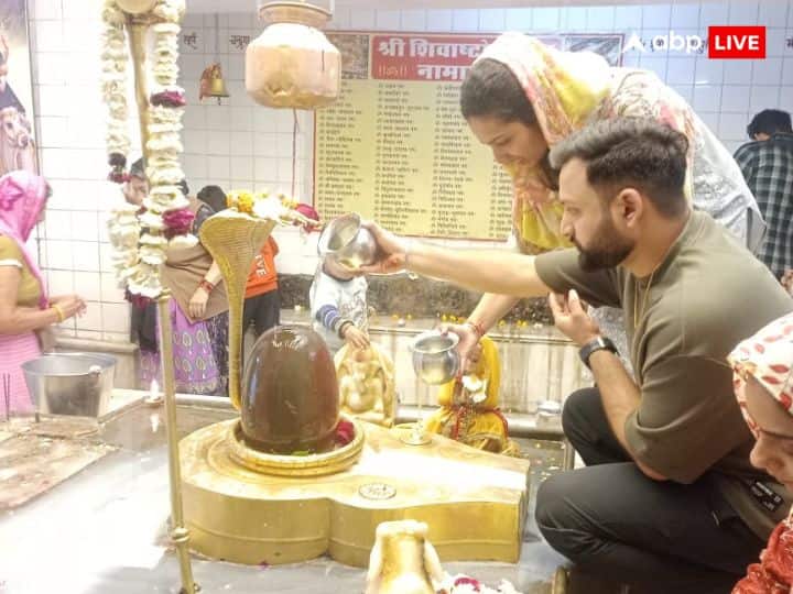 जो शिवलिंग पहले धरा के ऊपर दिखा करता था वह अब जमीन में जाता जा रहा है और महज एक इंच का रह गया है. उन्होंने कहा कि नीलकंठ महादेव यहां स्वयं भू हैं, जो अपने आप स्थापित हुए हैं.