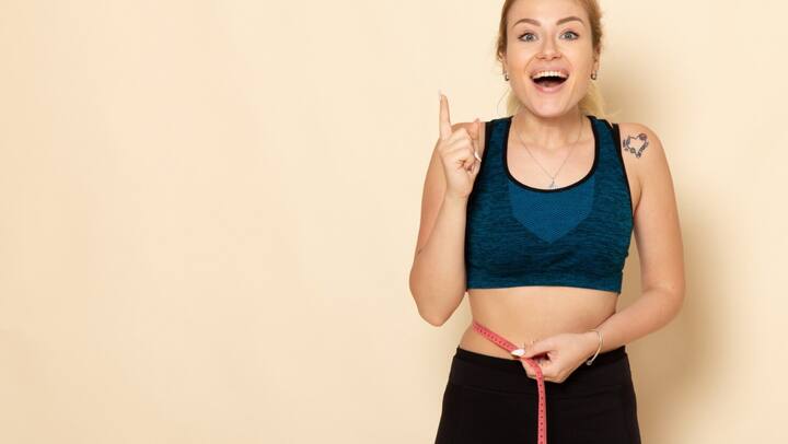 एक सपाट बेंच या फर्श पर बैठ जाएं. अपने हाथों को अपने पीछे रखें, उंगलियां पीछे की ओर इशारा करते हुए, और हाथों को कंधे की चौड़ाई से थोड़ा अधिक दूरी पर रखें. फिर पैरों को फर्श से उठाएं, ताकि जांघें जमीन के समानांतर हों. इसके बाद, घुटनों को अपनी छाती की ओर खींचें, साथ ही साथ अपने ऊपरी शरीर को भी हल्का सा आगे की ओर झुकाएं. इसके बाद अब, धीरे-धीरे अपने पैरों को वापस आरंभिक स्थिति में लाएं, परंतु उन्हें पूरी तरह से फर्श पर न रखें.