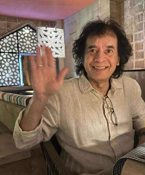 ये सभी दिग्गज स्टेज पर थे और अल्ला रक्खा खान के साथ 12 साल के जाकिर भी स्टेज पर गए. उस दौरान मंच पर प्रदर्शन खत्म होने के बाद जाकिर को 5 रुपये मिले. खबरों के मुताबिक, जाकिर हुसैन ने इसका जिक्र एक इंटरव्यू में किया था. उन्होंने कहा था, 'उसके बाद मैंने बहुत पैसा कमाया लेकिन वो 5 रुपये मेरे लिए बहुत कीमती है.'