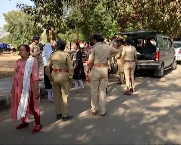 Dharna of Asha worker sisters in Gandhinagar on World Women's Day, Police detained the sisters વિશ્વ મહિલા દિવસે જ ગાંધીનગરમાં આશા વર્કર બહેનોના ધરણા, પોલીસે બહેનોની કરી અટકાયત