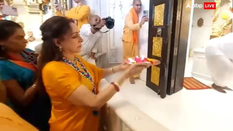 Hema Malini worshiping  in the ISKCON temple of Ujjain video viral Watch: उज्जैन के इस्कॉन मंदिर में Hema Malini ने टेका माथा, आरती का थाल लिए पूजा-अर्चना करती दिखीं एक्ट्रेस